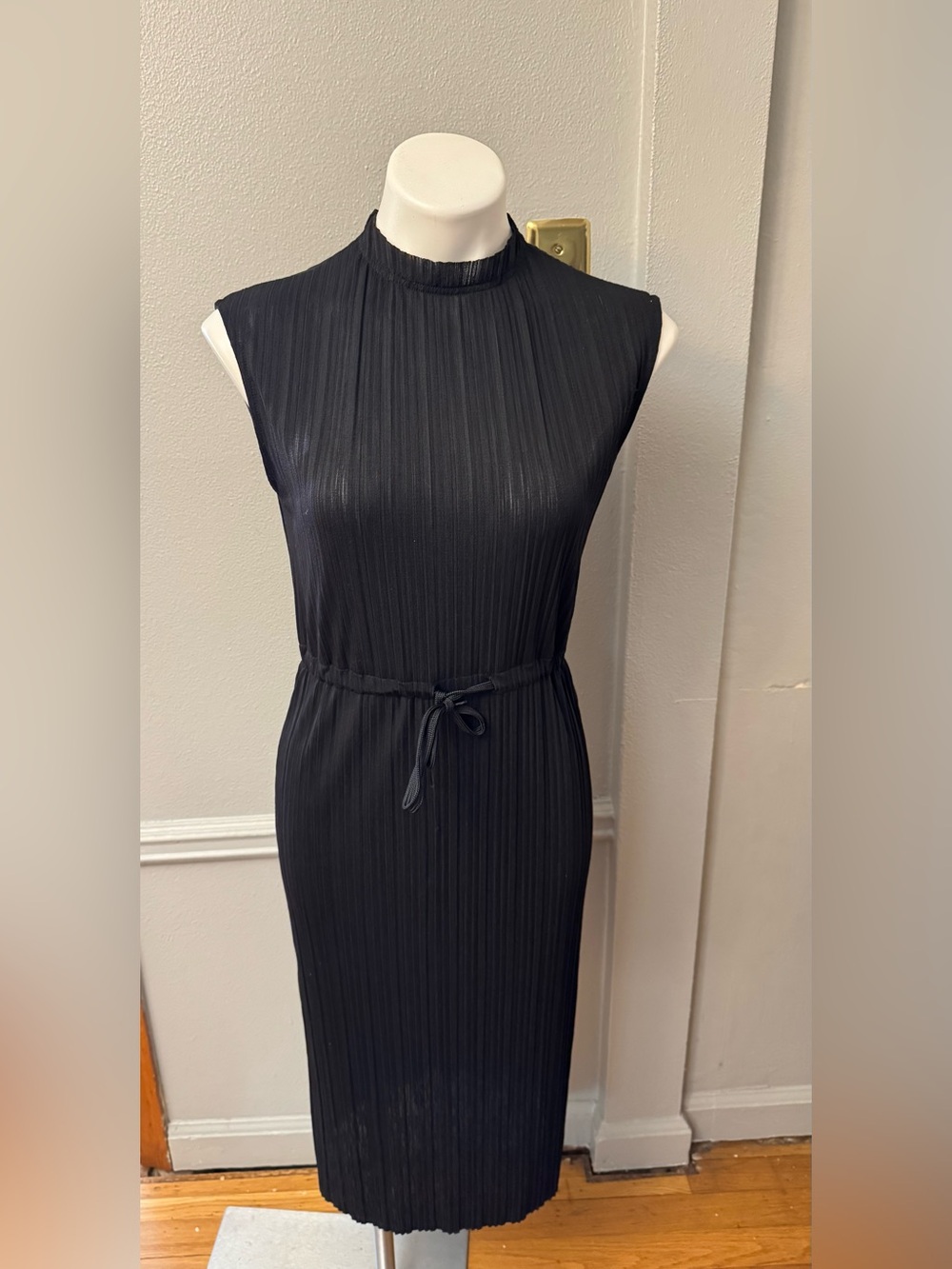Zara Navy-Black Sleeveless Pleated Midi Dress with Waist Tie